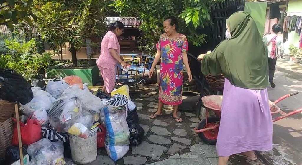 Warga Bobosan Bingung, Hampir 1 Bulan Sampah Dibiarkan&nbsp;Menumpuk