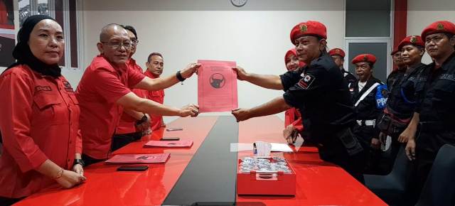 Dansatgas Cakra Buana PDIP Banyumas Bersama Istri Ambil Formulir&nbsp;Cawabup