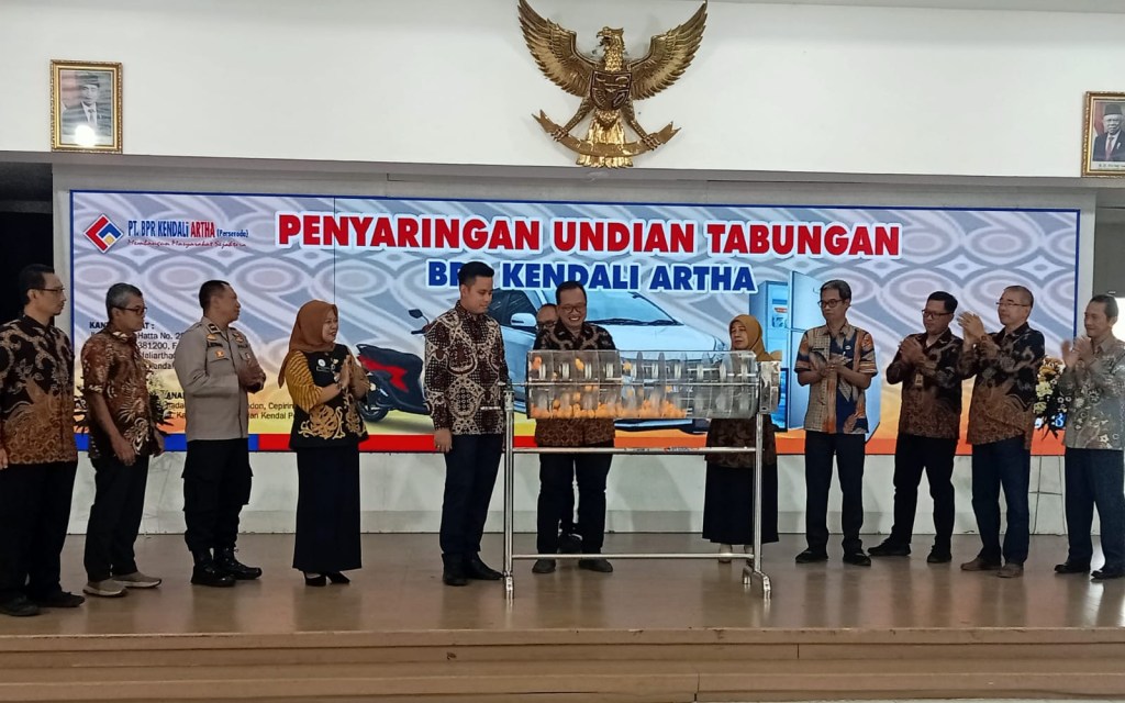 Aminatun Dapat Hadiah Sebuah Mobil dari Undian Tabungan Bank Perkreditan Rakyat Kendali&nbsp;Artha