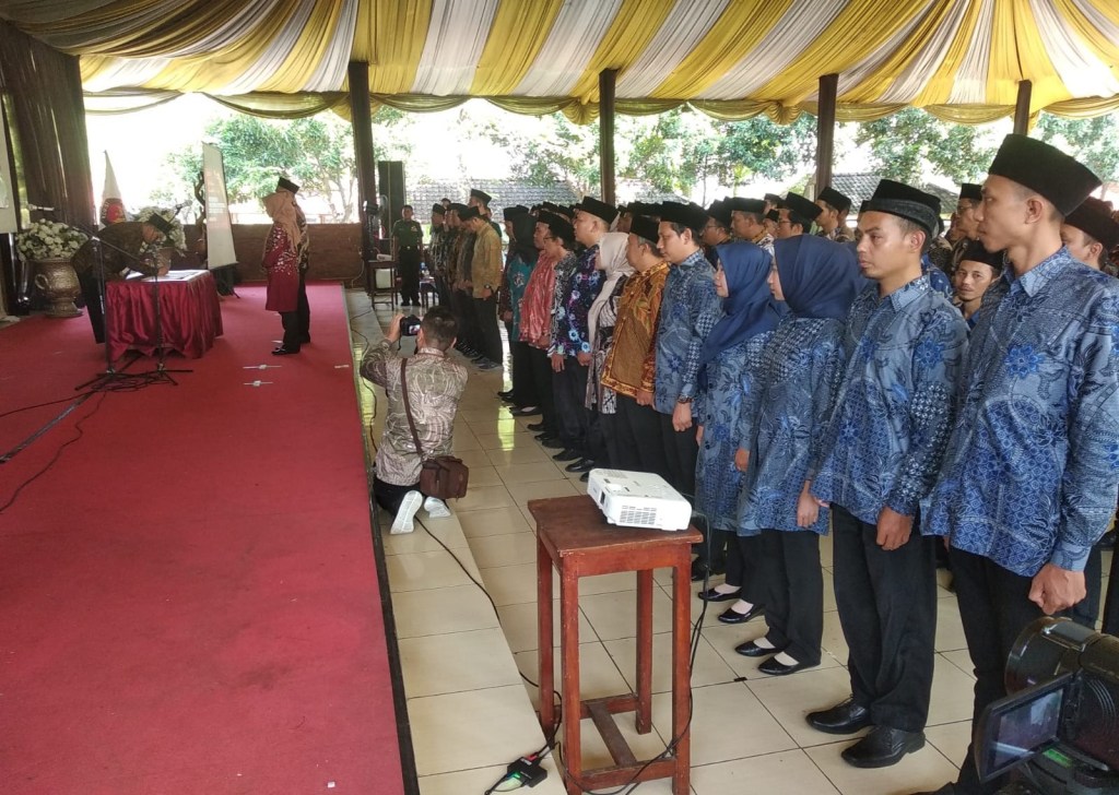 KPU Kendal Lantik dan Sumpah 100 Orang Petugas Pemilihan&nbsp;Kecamatan