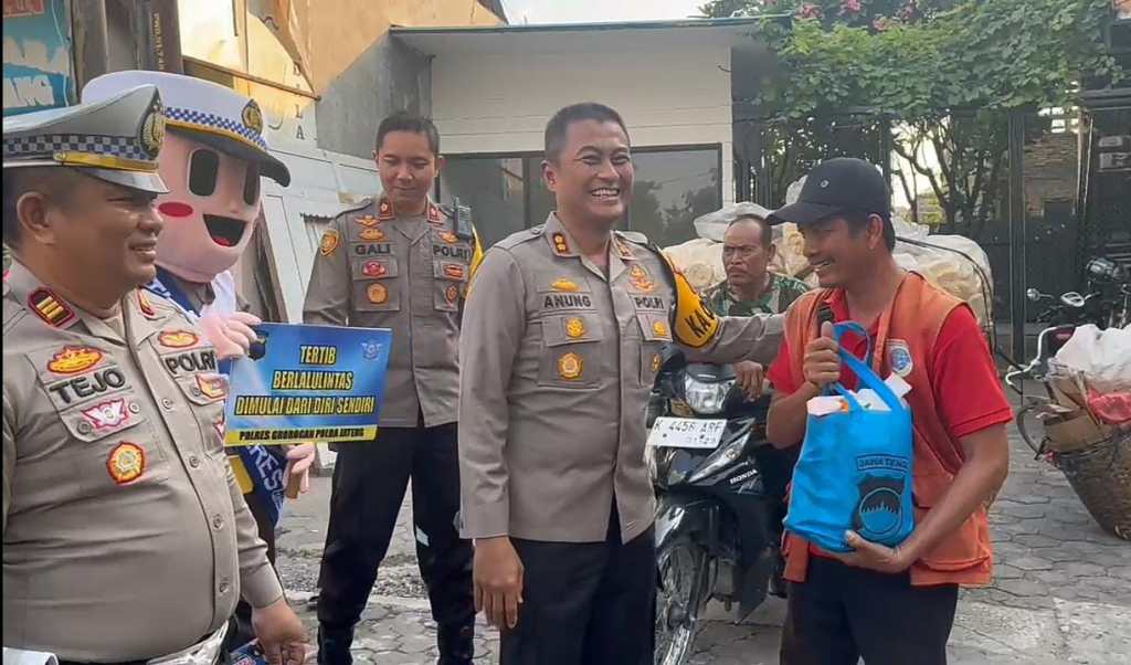 Polres Grobogan Gelar Operasi Patuh Candi 2024 Sambil Bagikan&nbsp;Sembako