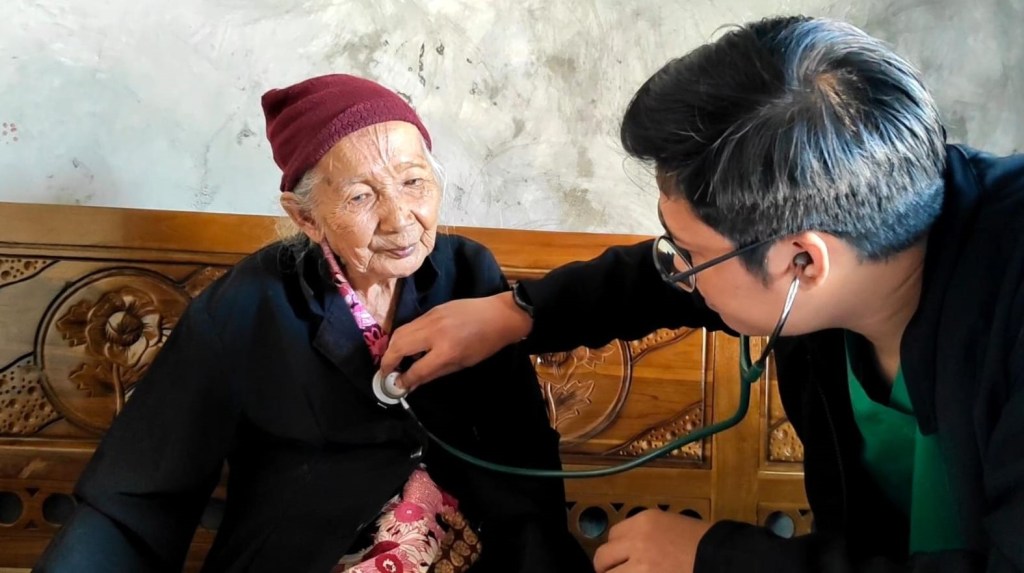 Di Acara Pengobatan Gratis, Petugas Sambangi Warga yang Tak Bisa&nbsp;Berjalan