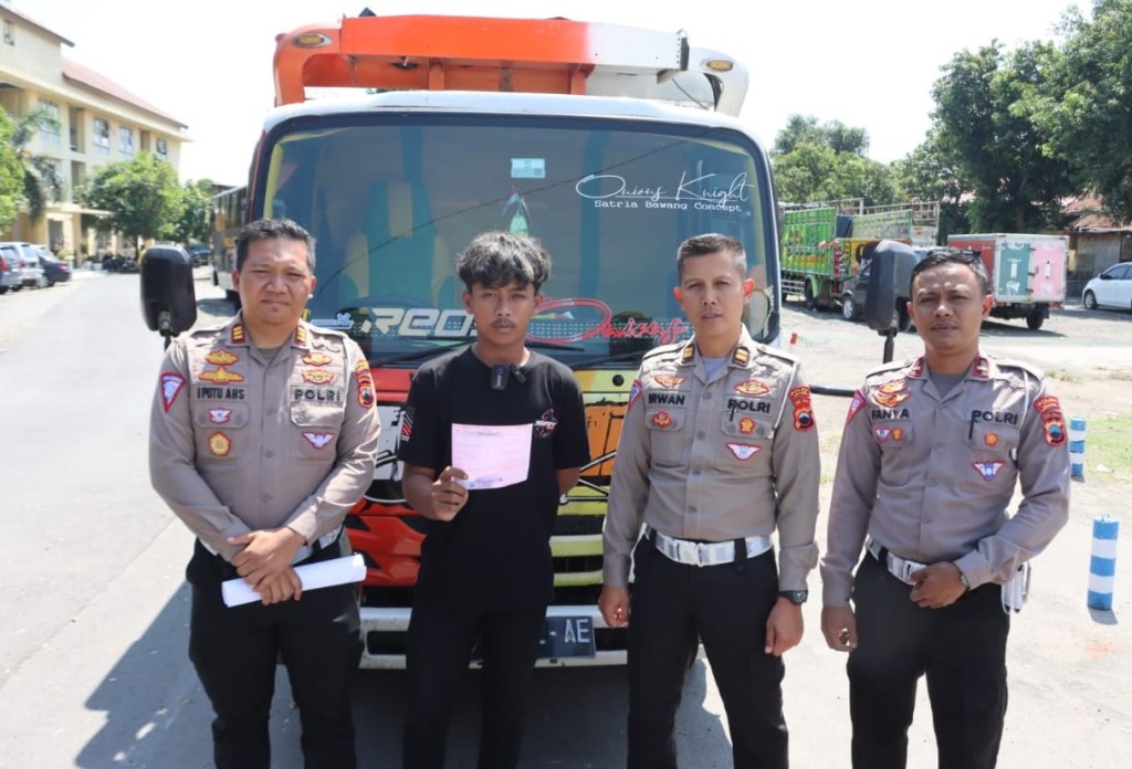 Video Aksi Sopir Truk Ugal-Ugalan Sempat Viral di Medsos, Sopir Akhirnya Meminta Maaf Saat Diamankan&nbsp;Petugas