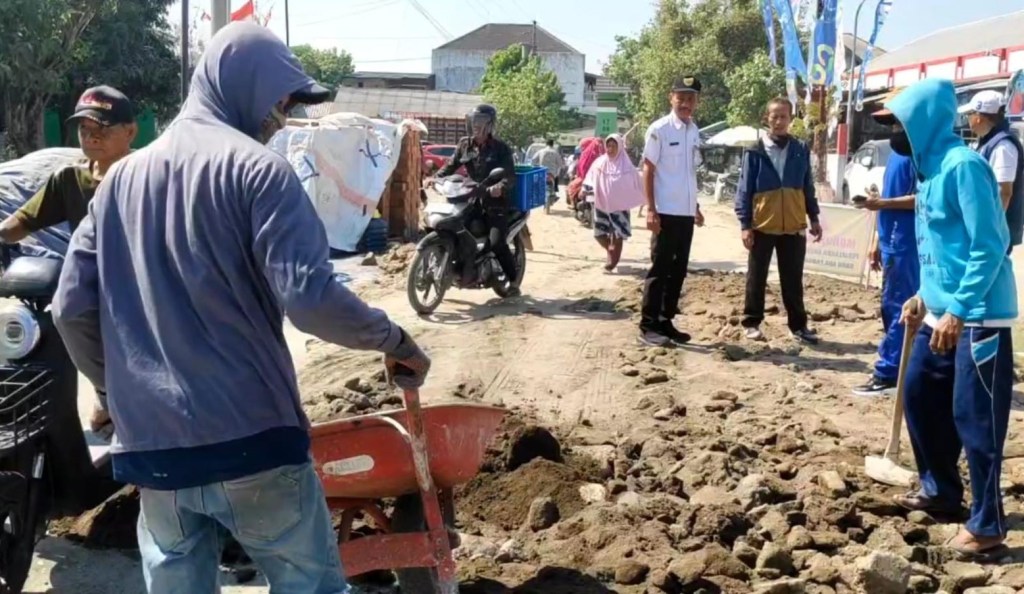 Nadzar Saat Kampanye, Sholikin Anggota DPRD Grobogan dari Partai Nasdem Bangun Jalan Rusak Sepanjang 200&nbsp;Meter