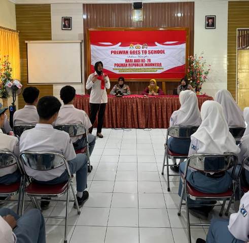 Peringati HUT Kemerdekaan RI Ke-76, Polwan Polres Sragen Selenggarakan “Police Goes to School” di SMAN 1&nbsp;Tangen
