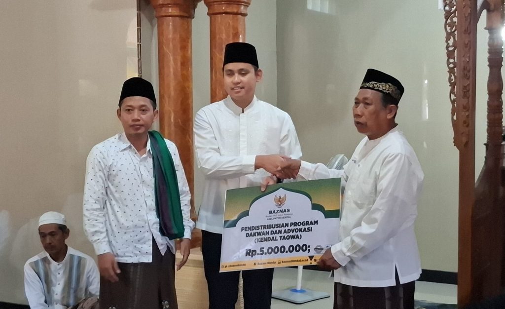 Bupati Kendal Salat Jumat di Masjid Al-Ikhsan Turunrejo, Sekaligus Berikan Bantuan