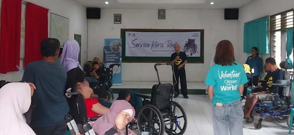 Penyandang Disabilitas di Banyumas Terima Bantuan dan Service Kursi Roda