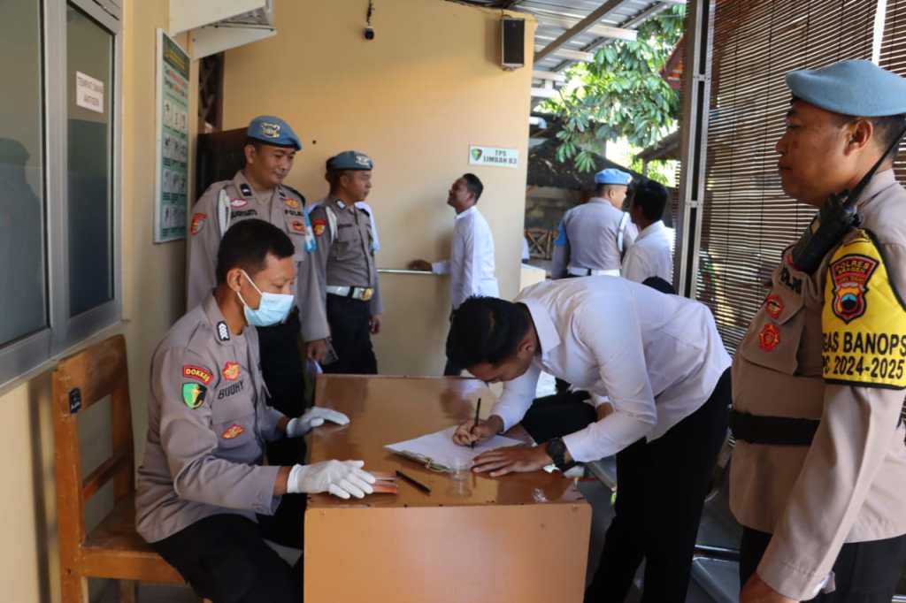 Hadapi Pengamanan Pilkada 2024, Propam bersama Dokkes Polres Sragen Cek Urine Anggota Walpri