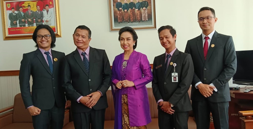 Mantan Bupati Sukoharjo Antar Tiga Putranya Menuju Gedung&nbsp;Legislatif